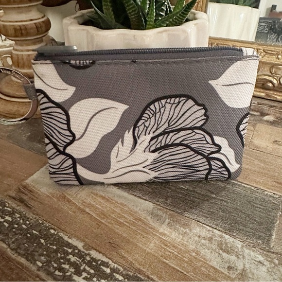 Vera Bradley Lighten Up ID/change coin zip purse. - Picture 1 of 5